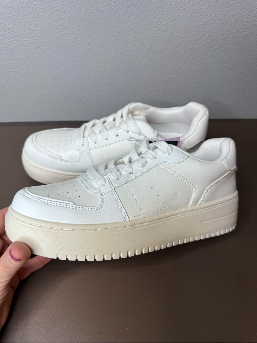 NWT 8 women’s wild fable White Platform Sneakers - Picture 4 of 9